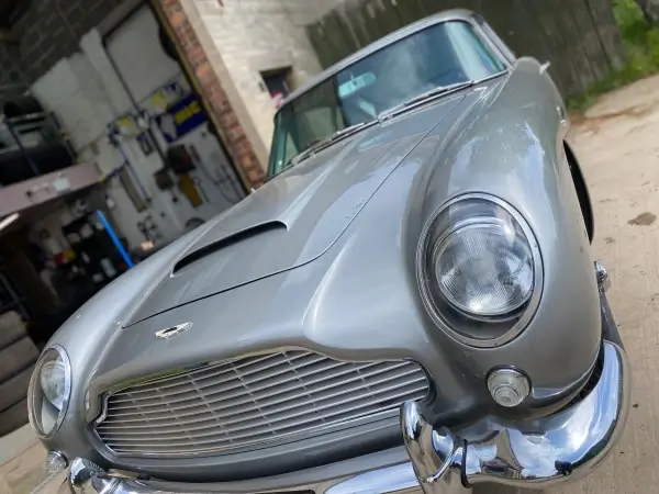 Aston Martin DB5 Tyre Change at Longstone
