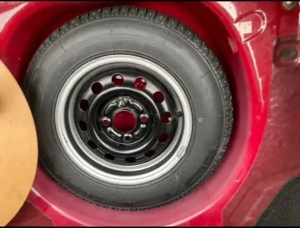 1987 Ford Sierra L wheel and factory-fitted Michelin Tyre