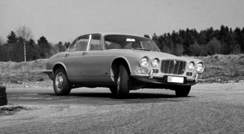 Click to enlarge Jaguar XJ6 on Dunlop Aquajet Tyres - Understeer