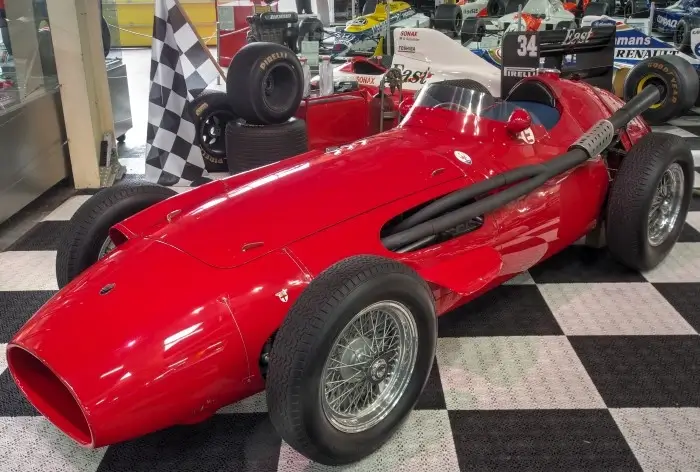Click to enlarge Maserati 250 F on 5.50 x 16 R5 Dunlop Racing Tyres