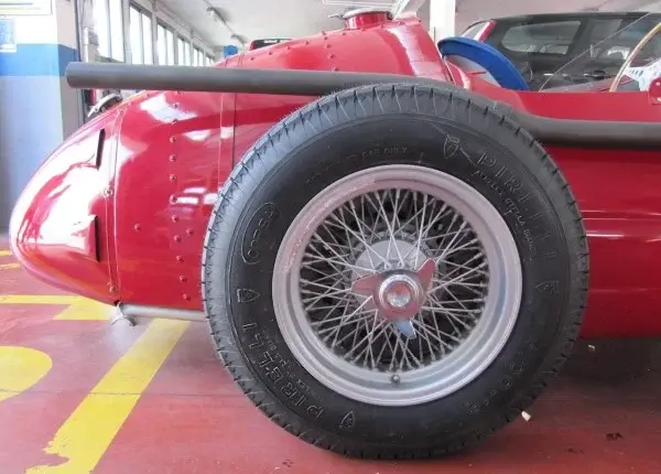 600 V 16 PIRELLI STELLA BIANCA on a Ferrari 250F