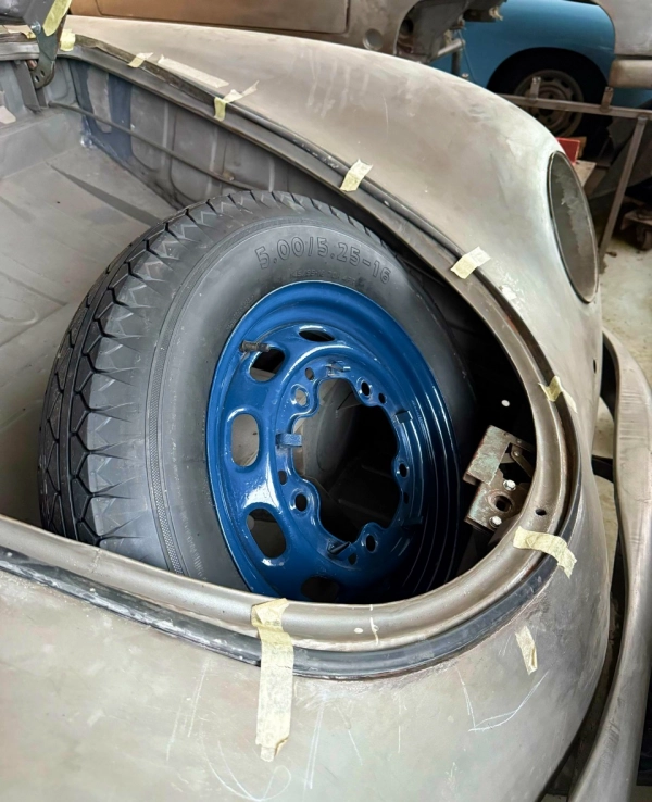 Click to enlarge A 1953 Porsche 356 Pre A. Stella Bianca fits but hits the bonnet when inflated.